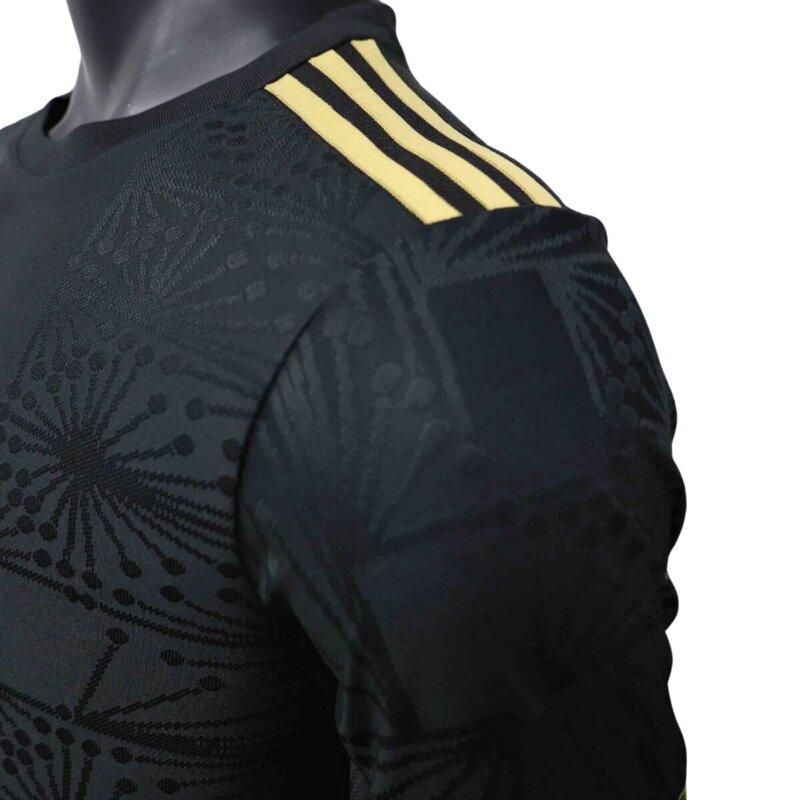 Detalhes do ombro da camisa do México titular 2025/2026 preta com detalhes em dourado masculina jogador