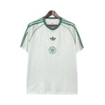 Camisa Celtic Origens 25/26 masculina torcedor, cor verde menta com listras verdes nos ombros, logo Adidas Originals e escudo Celtic FC com trevo de quatro folhas.