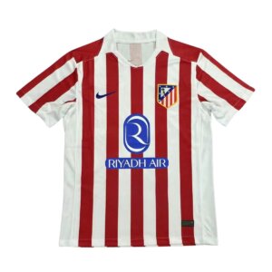 Camisa Atlético de Madrid I 25/26 Masculina Torcedor com listras verticais vermelhas e brancas, escudo oficial e gola branca em V – uniforme titular 2025/26