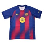 Camisa Barcelona I 25/26 Masculina Torcedor original, modelo titular da temporada 2025-2026, com design em azul e grená em degradê, escudo do Barça no peito e gola redonda azul.