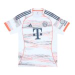 Camisa Bayern de Munique II 25/26 masculina torcedor na cor branca com detalhes cinza e vermelho coral, escudo cinza e gola estilo coreano.