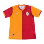 Camisa Galatasaray I 25/26 Masculina Torcedor com design clássico meio a meio em laranja e vermelho.