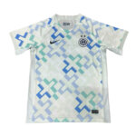 Camisa reserva da Inter de Milão 25/26 masculina modelo torcedor na cor branca gelo com estampa de sinais “+” em azul e turquesa, homenagem às Olimpíadas de Inverno de 2026.