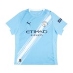 camisa titular do Manchester City 2025-2026 azul celeste com faixa diagonal branca estilo sash
