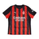 Camisa Milan I 25/26 Masculina Torcedor com listras verticais vermelhas e pretas, escudo estilizado, e detalhes em preto nas mangas.