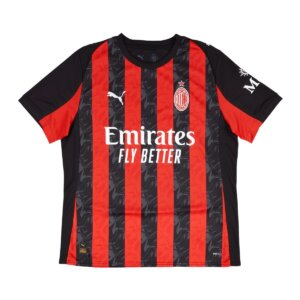 Camisa Milan I 25/26 Masculina Torcedor com listras verticais vermelhas e pretas, escudo estilizado, e detalhes em preto nas mangas.