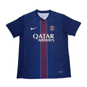 Camisa PSG I 25/26 Masculina Torcedor azul marinho com faixa central estilizada em vermelho e branco, modelo titular do Paris Saint Germain 2025-2026.