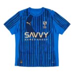 Camisa Al Hilal Mundial de Clubes 2025 Masculina Torcedor PUMA x KidSuper em azul royal com listras estilizadas e escudo dourado no peito.