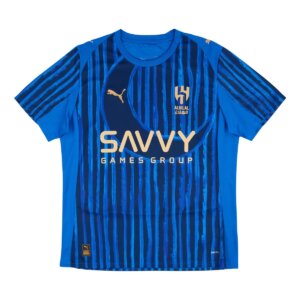 Camisa Al Hilal Mundial de Clubes 2025 Masculina Torcedor PUMA x KidSuper em azul royal com listras estilizadas e escudo dourado no peito.