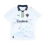 Camisa Monterrey II Mundial de Clubes 2025 Masculina Torcedor com listras azul celeste, detalhes da bandeira do México e arte inspirada nas montanhas de Monterrey.