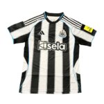 Camisa Newcastle United I 25/26 Masculina Torcedor original, listrada em preto e branco com gola redonda e detalhes em azul, modelo da temporada 2025/26.