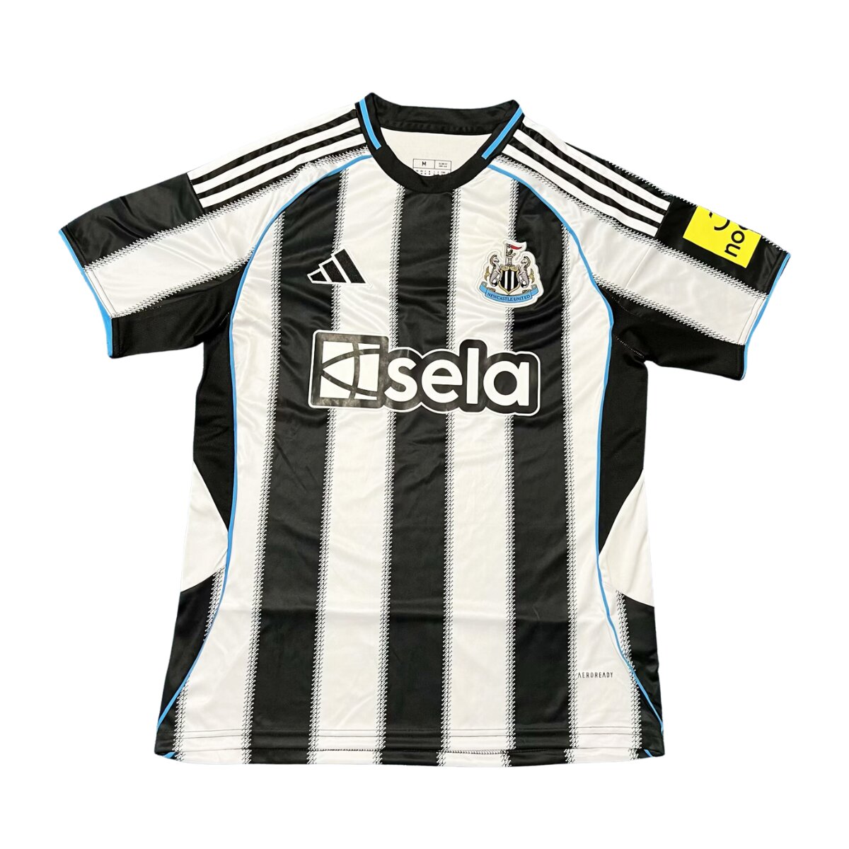 Camisa Newcastle I 25/26 Masculina Torcedor 1 Camisa Newcastle United I 25/26 Masculina Torcedor original, listrada em preto e branco com gola redonda e detalhes em azul, modelo da temporada 2025/26.