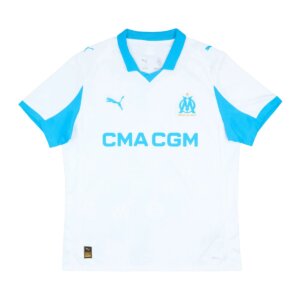 Camisa titular do Olympique de Marseille 25/26 masculina torcedor, branca com detalhes em azul celeste e escudos históricos em marca d’água.