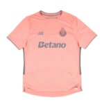 Camisa Porto II 25/26 Masculina Torcedor na cor salmão com estampa floral, homenageando a Cidade das Camélias e celebrando 10 anos de parceria com a New Balance.