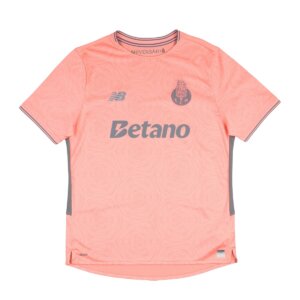 Camisa Porto II 25/26 Masculina Torcedor na cor salmão com estampa floral, homenageando a Cidade das Camélias e celebrando 10 anos de parceria com a New Balance.
