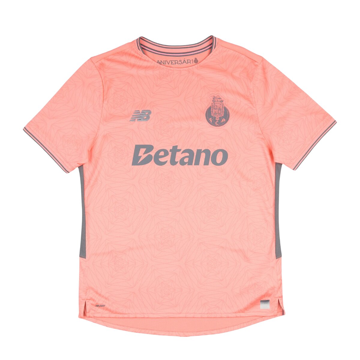 Camisa Porto II 25/26 Masculina Torcedor 1 Camisa Porto II 25/26 Masculina Torcedor na cor salmão com estampa floral, homenageando a Cidade das Camélias e celebrando 10 anos de parceria com a New Balance.