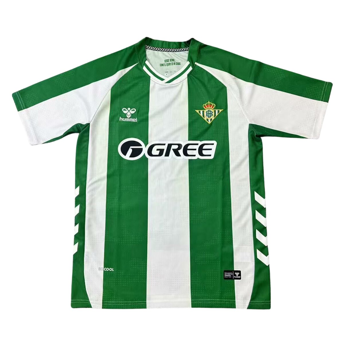 Camisa Real Bétis I 25/26 Masculina Torcedor 1 Camisa Real Bétis I 25/26 Masculina Torcedor com listras verdes verticais e gola V personalizada, homenagem à cidade de Sevilha.