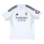 Camisa Real Madrid I 25/26 Masculina Torcedor na cor branca, com detalhes em amarelo e cinza, três listras pretas nos ombros..