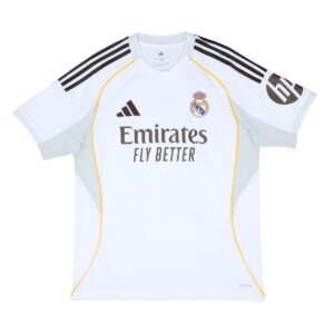 Camisa Real Madrid I 25/26 Masculina Torcedor na cor branca, com detalhes em amarelo e cinza, três listras pretas nos ombros..