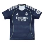 Camisa reserva do Real Madrid 25/26 azul marinho com detalhes prateados e toque fluorescente. Inspirado no estádio Santiago Bernabéu à noite.