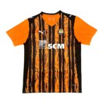 camisa titular do Shakhtar Donetsk 25/26 masculina torcedor com listras pretas em efeito giz e fundo laranja vibrante estilo moderno