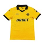 Camisa Wolverhampton I 25/26 Masculina Torcedor com design retrô dourado, gola polo preta e detalhes inspirados no Molineux Stadium.