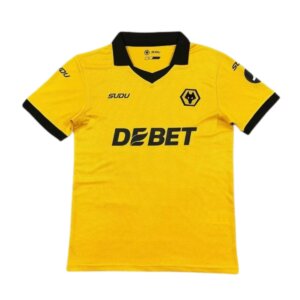Camisa Wolverhampton I 25/26 Masculina Torcedor com design retrô dourado, gola polo preta e detalhes inspirados no Molineux Stadium.