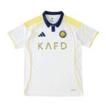 Terceira camisa do Al Nassr 25/26 branca com detalhes em azul-marinho e amarelo, gola polo e novo escudo circular moderno.