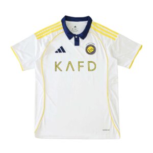 Terceira camisa do Al Nassr 25/26 branca com detalhes em azul-marinho e amarelo, gola polo e novo escudo circular moderno.
