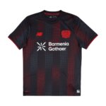 Camisa Bayer Leverkusen I 25/26 masculina torcedor com linhas vermelhas entrelaçadas sobre fundo preto e inscrição Werkself na nuca.