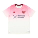 Camisa reserva Bayer Leverkusen 25/26 masculina, degradê carmim para creme com gráfico floral e escudo em destaque no peito.