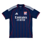 Camisa reserva Lyon 25/26 azul marinho com listras verticais azul royal e vermelho, gola Y e detalhes prateados nas mangas.