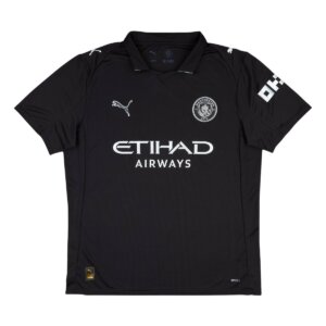Camisa Manchester City preta modelo torcedor 25/26 com escudo em prata metálica e gola tradicional branca.