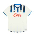 Camisa Atalanta II 25/26 branca com listras finas em azul e preto, com escudo da deusa Atalanta em dourado