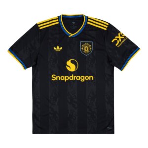 Camisa Manchester United III 25/26 Masculina Torcedor preta com detalhes em amarelo e azul, design retrô inspirado nos anos 90.