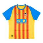 Camisa Valencia III 25/26 torcedor masculina com listras vermelhas e amarelas em degradê, detalhes azuis e morcego na nuca.