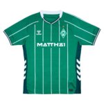 Camisa Werder Bremen I 25/26 torcedor masculina na cor verde com listras finas verticais, gola V e detalhes inspirados nas rotas dos bondes.
