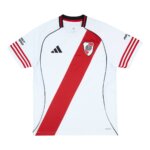 Camisa River Plate I 25/26 Masculina Torcedor com três listras vermelhas nas mangas, uniforme titular do River Plate temporada 2025/2026.