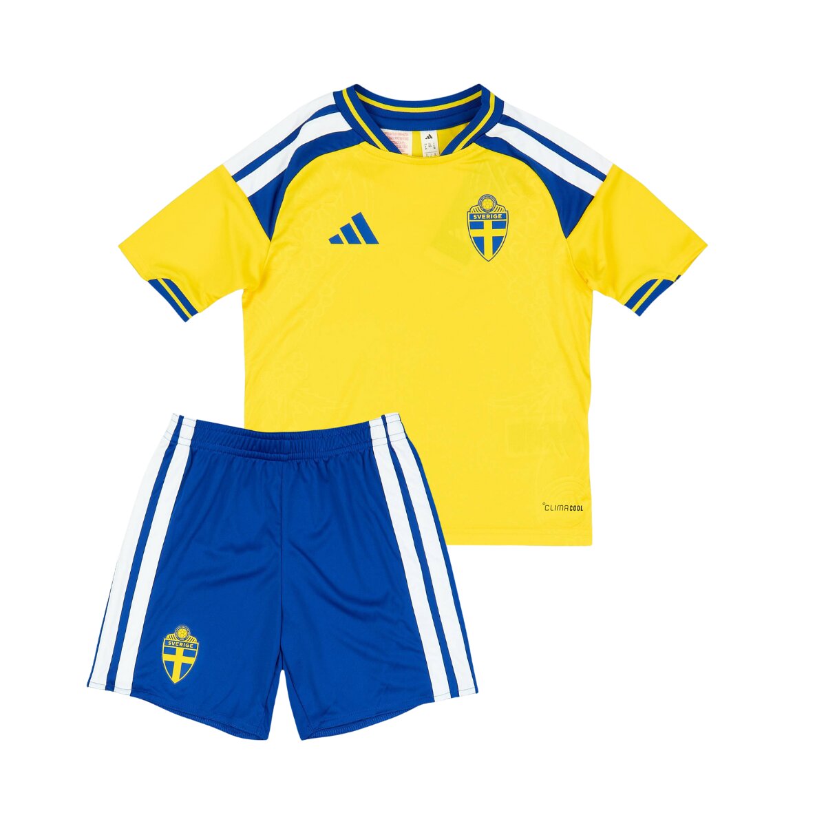 Kit Infantil Suécia I 26/27 1 Kit Infantil da seleção sueca com detalhes azul e amarelo e calção em tom azul.