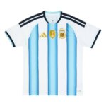 Camisa Argentina I 26/27 Masculina Torcedor azul e branca com patch de campeão mundial