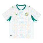 A Camisa Senegal I 26/27 Masculina Torcedor traz base branca com detalhes em verde