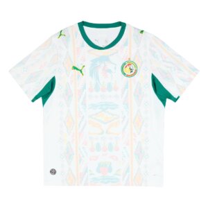 A Camisa Senegal I 26/27 Masculina Torcedor traz base branca com detalhes em verde