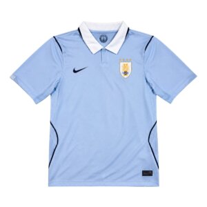 Camisa titular do Uruguai 2026, azul celeste, com gola polo branca e escudo AUF com quatro estrelas.