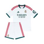 Kit Infantil Real Madrid I 26/27 branco com detalhes verde-escuro e rosa